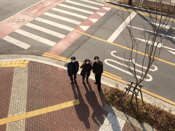 한국에 온 다음 날. 2층 베란다에 선 나라도 본다고 방문한 가족