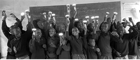 ▲ Solar Cow에서 충전된 단말기를 들고 기뻐하는 학생들 (사진출처=YOLK)