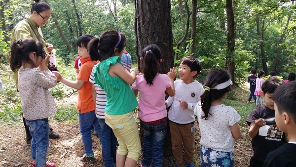 2014년 신은초 1학년 아이들이 지양산 숲에서 내 나무 찾기 활동을 하고 있다.(출처 : 김광철)