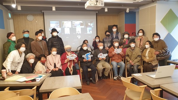 서울 평화 및 통일을 여는 사람들 정기총회에 참석한 회원 단체 사진 모습 이다.