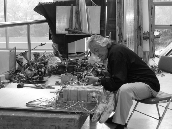 작품활동을 하던 김광우 조각가의 모습