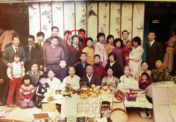 1975년 필자의 부친 전길수(앞줄 맨 가운데)씨 회갑연 기념사진. 붉은색 타원의 사진이 4남2녀의 맏이인 필자이다. 