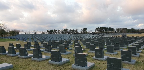 행발불명자 묘역에는 약 4300여 개의 묘비들이 세워져 있다.