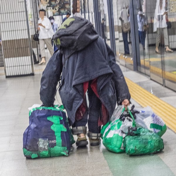온몸으로 몸부림치며 사는 사람  -  서울의 지하철 승강장에서