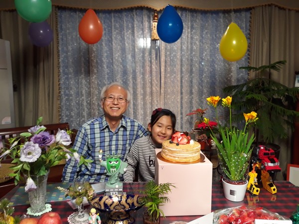 생일 파티 때 손녀와 둘이서 오붓하게 <찰칵>