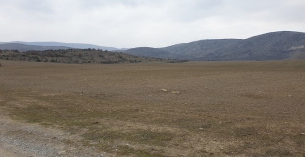 밀농사와 목축이 주된 농업인 유럽 농촌에는 초목으로 덮이지 않은 이런 땅이 많다. 상당의 고도의 산인데도 목축을 하느라 산들이 헐벗었다. 이런  토양이 침식되기 쉽다. 사진은 북마케도니아 2020년 1월. (사진@이원영)