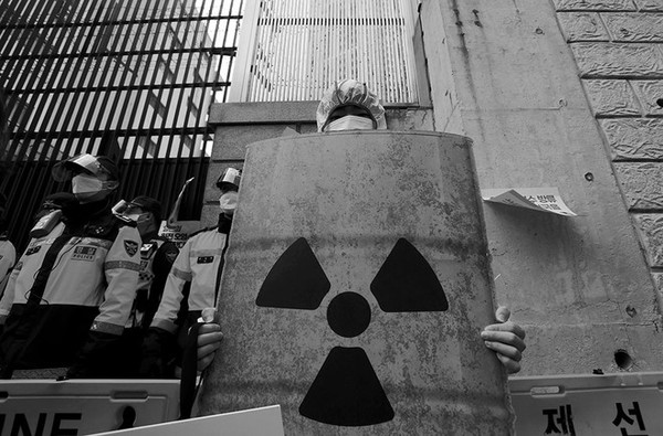 부산 시민이 일본 영사관 앞에서 후쿠시마 오염수의 바다 방류 결정에 항의하고 있습니다. 부산은 세계 최대 핵발전소가 있는 곳이며, 바다 도시이기 때문입니다. ©️장영식