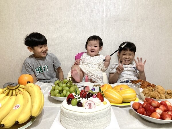 지난 4월6일 첫돌 상을 받은 임민아(가운데) 아기가 오빠들의 축하를 받고 있다. 민아는 3남3녀 가운데 셋째딸이자 여섯째 막내이다. 김영란씨 제공