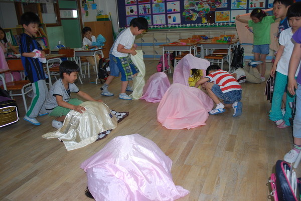 아이들이 누에가 되어 고치를 짓고 있는 모습(제공 : 김광철)