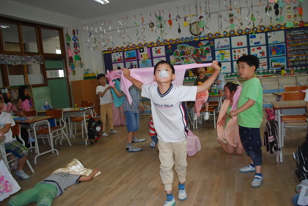 <누에들이 5령이 되어 선생님께서 주신 뽕잎을 열심히 먹으며 사흘, 나흘, 닷새가 지나면서 한두 마리가 잎에서 실을 토하며 집을 짓기 시작하는데... >라고 멘트를 했더니 갑자기 우리반 준형이가 잎에 솜 같은 것을 물고 나와 쇼를 하여서 아이들이 한바탕 웃었답니다.(제공 : 김광철)