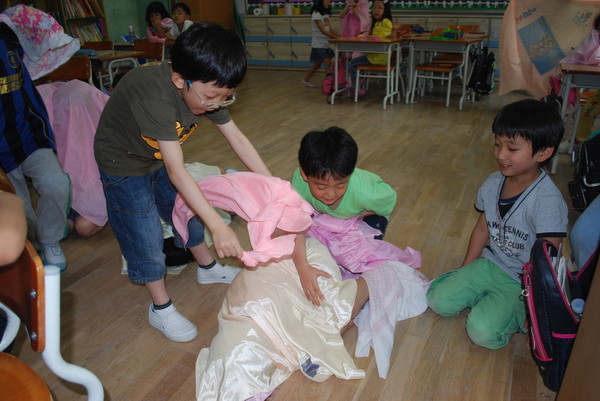 "고치 속에서 7,8일의 시간을 보내고 드디어 고치 속에서 나방이 되어 나옵니다. 그리고는 암수 나방이 짝짓기를 합니다."라는 멘트를 들으면서 동작을 취하는 아이들 모습. (제공 : 김광철)