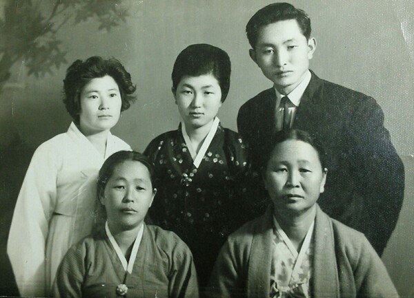 1968년 큰형님(이재남·뒷줄 맨오른쪽)과 큰형수(박경님·뒷줄 가운데) 결혼 때 사돈댁과 함께한 중년의 어머니(앞줄 오른쪽) 모습. 
