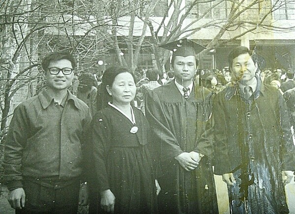 1973년 셋째형(이수룡)의 서울대 졸업식장에서. 왼쪽부터 필자(이재준), 어머니(박석남), 셋째형, 둘째형(이재진) 
