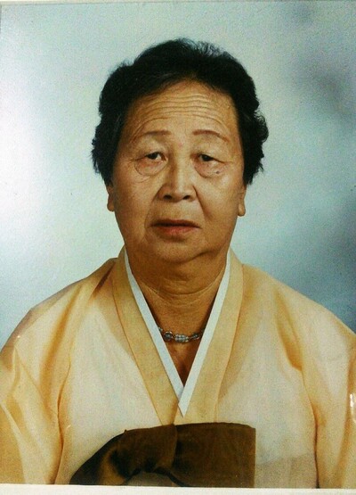 1920년생인 어머니(박석남)는 2012년 하늘로 떠나셨다. 향년 92. 5남1녀(이재남·재진·영자·수룡·재준·창건) 모두 대학을 나와, 어머니를 생전에 ‘이대 총장님’으로 부르곤 했다.