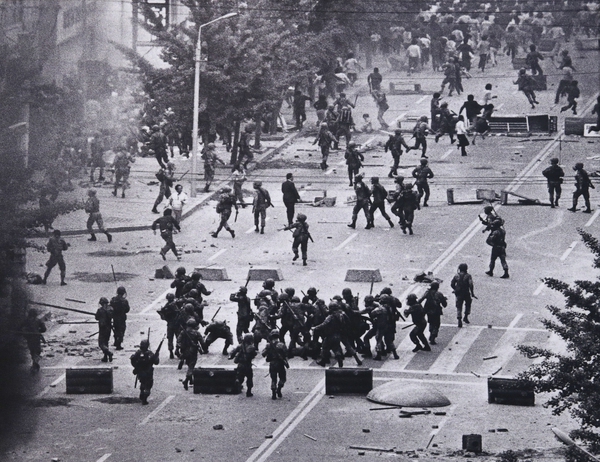 5월 광주항쟁 당시 공수부대가 시민들을 폭행하는 장면(사진 출처 : 5,18 기념재단 제공)