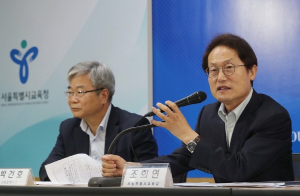 두 번째 임기 1주년을 맞아 열린 기자간담회에서 발언하고 있는 조희연 서울시 교육감(2019년 6월 27일)지난 해 조희연 교육감은 올해 학교마다 민주주의가 흘러넘치도록 하겠다고  포부를 밝힌 적이 있다.(출처 : 한겨레 신문 신소영 기자)