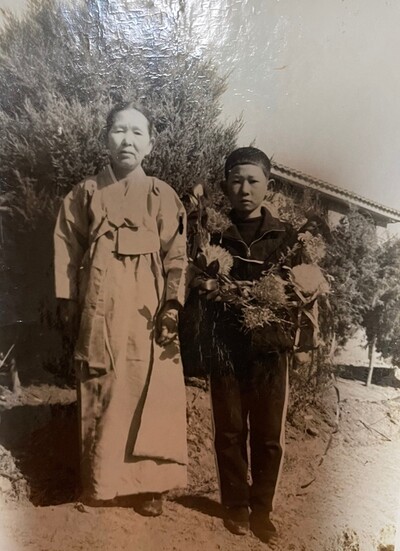 1975년 3남2녀의 막내인 필자(안재영)의 초등학교 졸업식 때 어머니(이간난·왼쪽)와 함께.