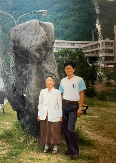 1987년 필자가 다니던 대학을 둘러보러 온 어머니(왼쪽)와 함께. 필자는 주경야독으로 검정고시를 거쳐 1983년 뒤늦게 입학했다.