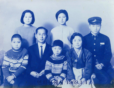 1969년 서울에 살던 시절 아내, 오남매와 함께 찍은 가족사진. <사진제공: 셋째아들 이철순씨>