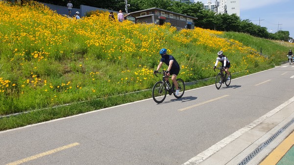 아름다운 꽃을 바라보며  신나게 자전거 타는 시민들 모습도 보인다.