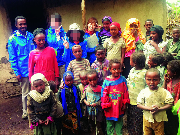  딸 선주(맨뒷줄 가운데)가 간호대학 시절 아프리카 에티오피아로 의료봉사를 갔을 때 아디스아바바의 아이들과 함께 기념사진을 찍었다.