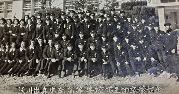 옥천 출신 충남고등학교 졸업생 사진(당시 남녀공학: 앞줄 왼쪽으로부터 9번째)