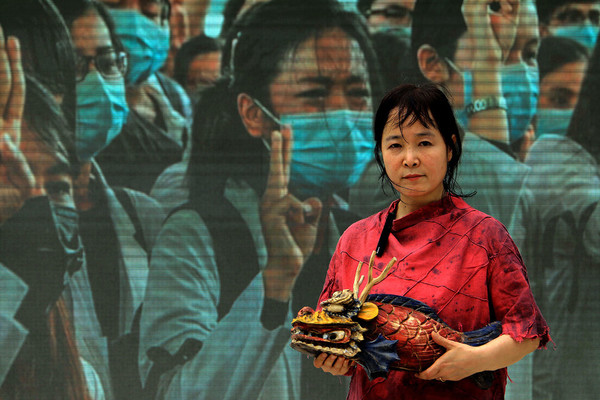 부산 민예총 연극인 황미애 씨가 금어와 함께 군사 쿠테타에 저항하고 있는 미얀마 민중들을 기억하고 있는 모습. ©️장영식
