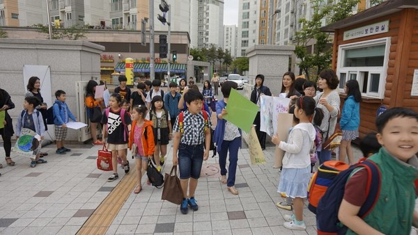 2014년 6월 5일 <환경의 날> 교문 앞에서 환경 보존 캠페인을 벌이고 있는 서울신은초 <초록동아리> 아이들과 학부모, 교사들(제공 : 김광철)