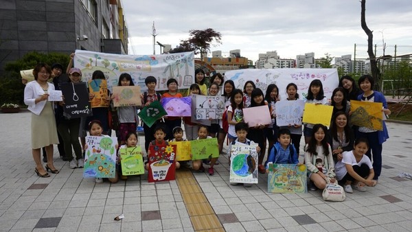 2014년 <환경의 날> 서울신은초 교문 앞에서 캠페인을 먀치고 기념사진을 찍고 있는 아이들과 학부모, 교사들(제공 : 김광철)