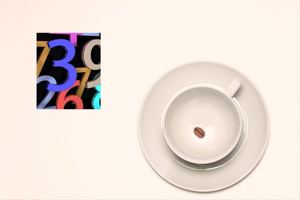 손잡이가 있는 커피잔과 커피잔 받침은 위상수학의 입장에서 서로 다른 모양에 속한다.(출처 : pixabay.com)