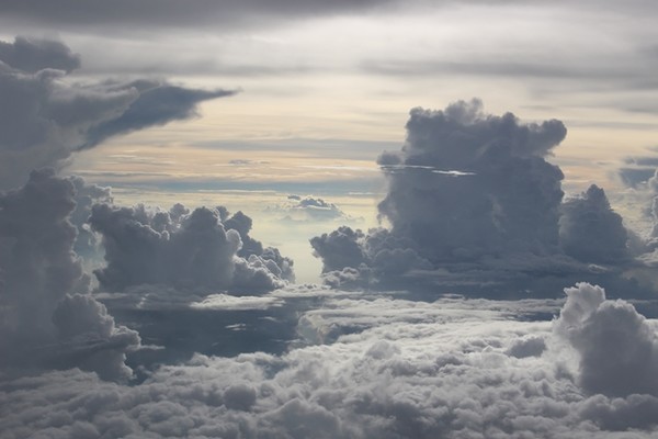 어쩌다 운이 좋으면 창가에 앉아 비행기를 타고 구름 위를 난다. 