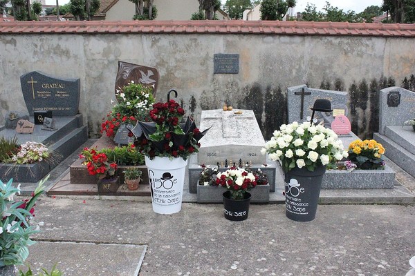 에릭 사티의 무덤(출처 : https://commons.wikimedia.org/wiki/File:Tombe_satie.jpg)