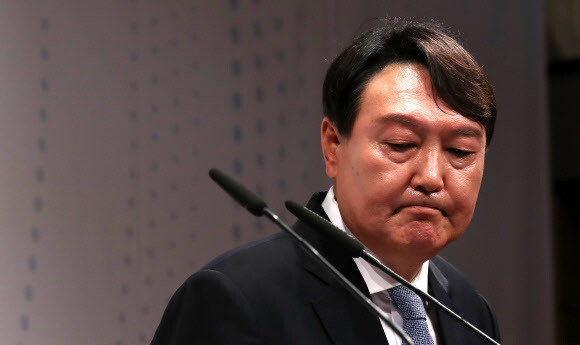 윤석열 전 검찰총장이 29일 오후 서울 서초구 매헌 윤봉길 의사 기념관에서 제20대 대통령 선거 출마 선언을 한 뒤 입을 굳게 다물고 있다. 연합뉴스(사진출처 :https://www.hani.co.kr/arti/politics/diplomacy/1001398.html)