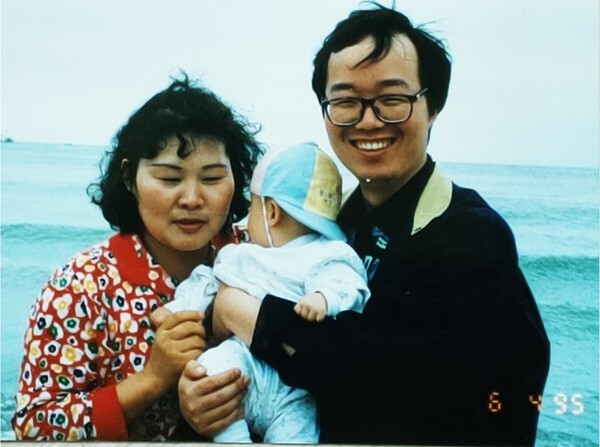 1995년 6월 필자 가족이 작은고모와 함께 부산 기장 해변으로 나들이를 갔을 때 모습이다. 왼쪽부터 고 김영순님, 큰아이, 필자.