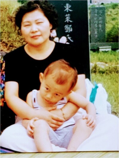 할머니 묘소에서 필자의 큰아이를 안아주고 있는 작은고모(김영순).