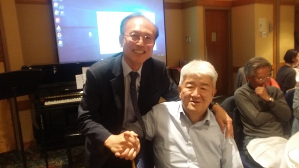 약 3년 전 용산가족공원에서 가진 고교동기 모임 때의 다정한 모습