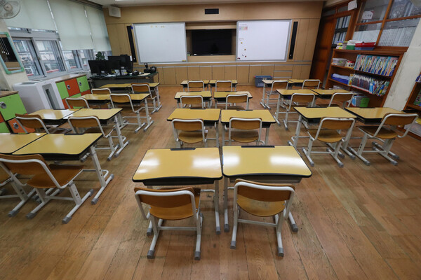 지난해 우리나라에서 태어난 아이는 약 27만5800명, 사망한 사람은 약 30만7700명으로, 한국전쟁 이후 처음으로 인구가 줄어드는 ‘데드크로스’가 발생했다. 서울의 한 초등학교 1학년 교실. 강창광 선임기자 chang@hani.co.kr.   출처: 한겨레.2021.06.11.