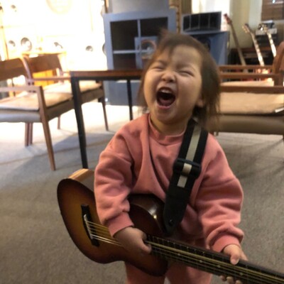 악기를 좋아해 어린이집에서 돌아오면 기타를 치면서 노래를 하는 윤채아 아기. 윤재영씨 제공