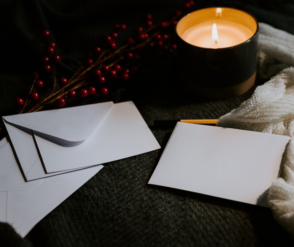  사랑은 언젠가는 꺼져버릴 촛불과 같다. 스스로를 태워가면서 그 끝을 바라보는 점에서 기다림도 그러하다.