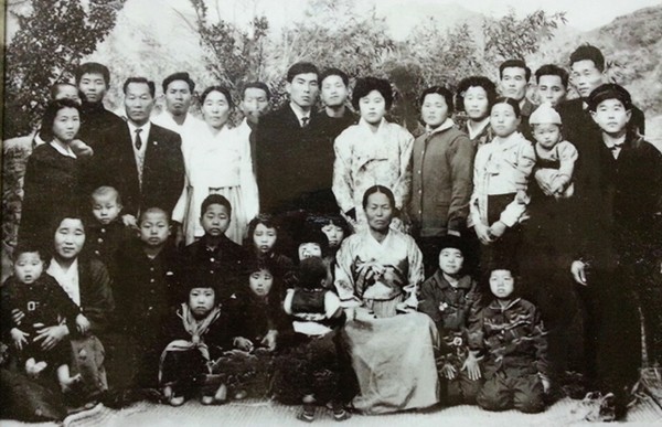 1965년 둘째 누나 결혼식 때 6남매 가족 사진이다. 앞줄 오른쪽 셋째가 필자의 어머니 정안업님, 아버지는 병환으로 함께하지 못했다.