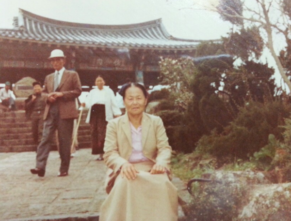 1990년께 남원 광한루로 생전 마지막 나들이를 갔던 필자의 어머니, 고 정안업님. 