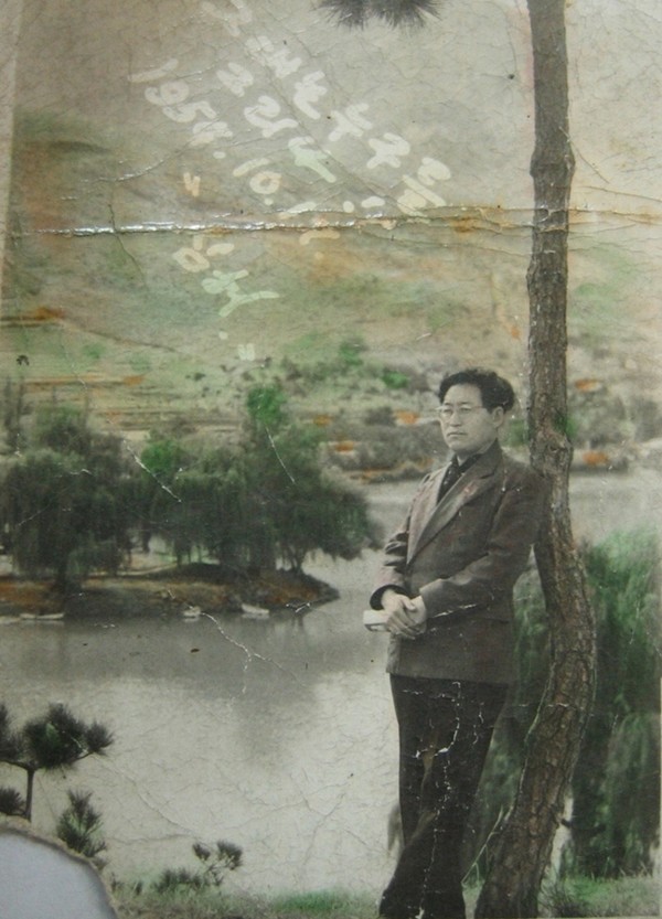 1954년 대구 수성못에서 찍은 부친 박태석씨의 젊은 날 모습.