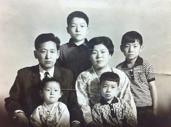 1968년 부모님과 3남1녀 함께한 가족 사진, 앞줄 오른쪽이 8살 무렵의 필자. 