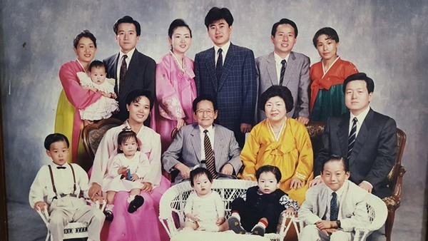 부친이 별세하기 1년 전인 1991년 찍은 가족사진, 뒷줄 맨왼쪽이 필자 부부다. 