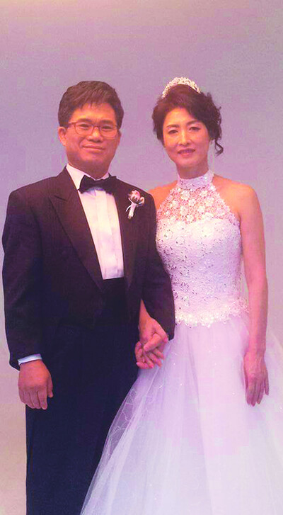 지난 2019년 ‘결혼 30돌’ 기념으로 리마인드 웨딩 사진을 찍은 정영훈(왼쪽)·김정미(오른쪽) 부부