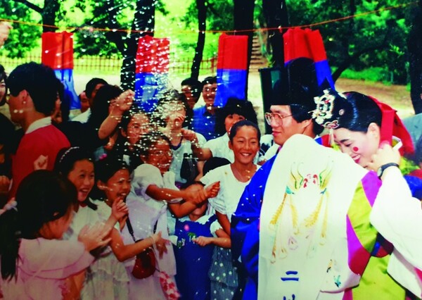 1989년 7월29일 서울 삼성동 선릉에서 전통혼례를 올린 정영훈·김정미 교사부부가 제자들의 축하를 받고 있다. 
