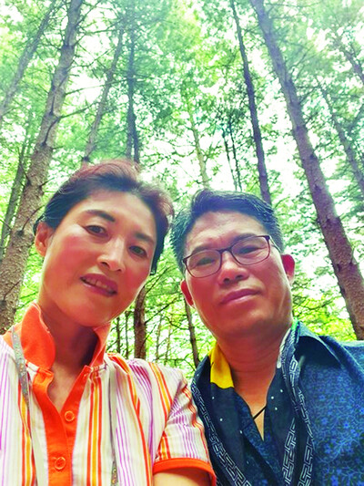 지난 7월29일 ‘결혼 32돌’ 기념 여행중 소백산 죽계구곡에서 함께한 김정미(왼쪽)·정영훈(오른쪽) 부부