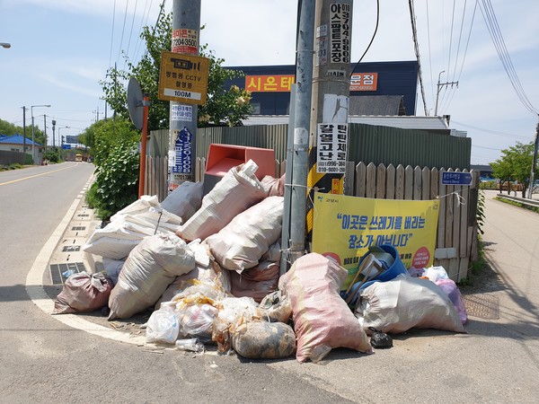 도로변에 적치된 불법 쓰레기(경기도 고양시 송산로 23번길에서)