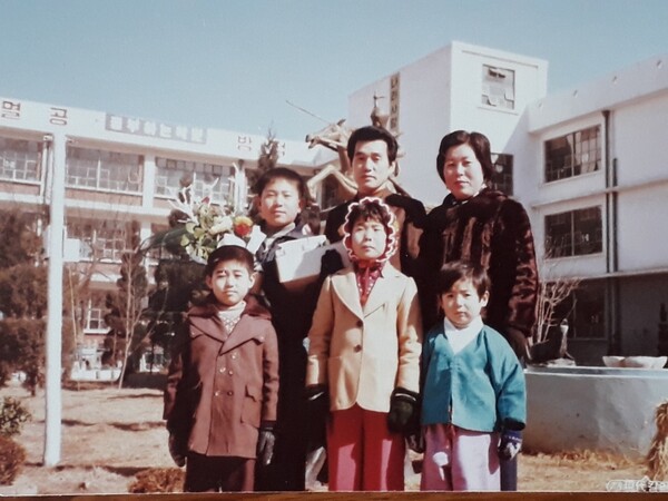 3남1녀 중 맏이인 필자(뒷줄 왼쪽)의 초등학교 졸업식 때 가족 사진.