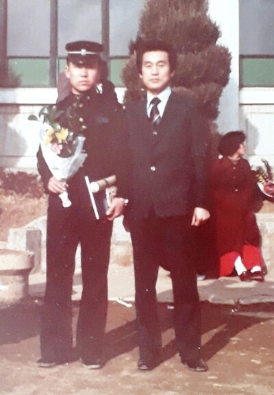 중학교 졸업식 때 나란히 기념사진을 찍은 필자(왼쪽)와 부친 오재만님. 